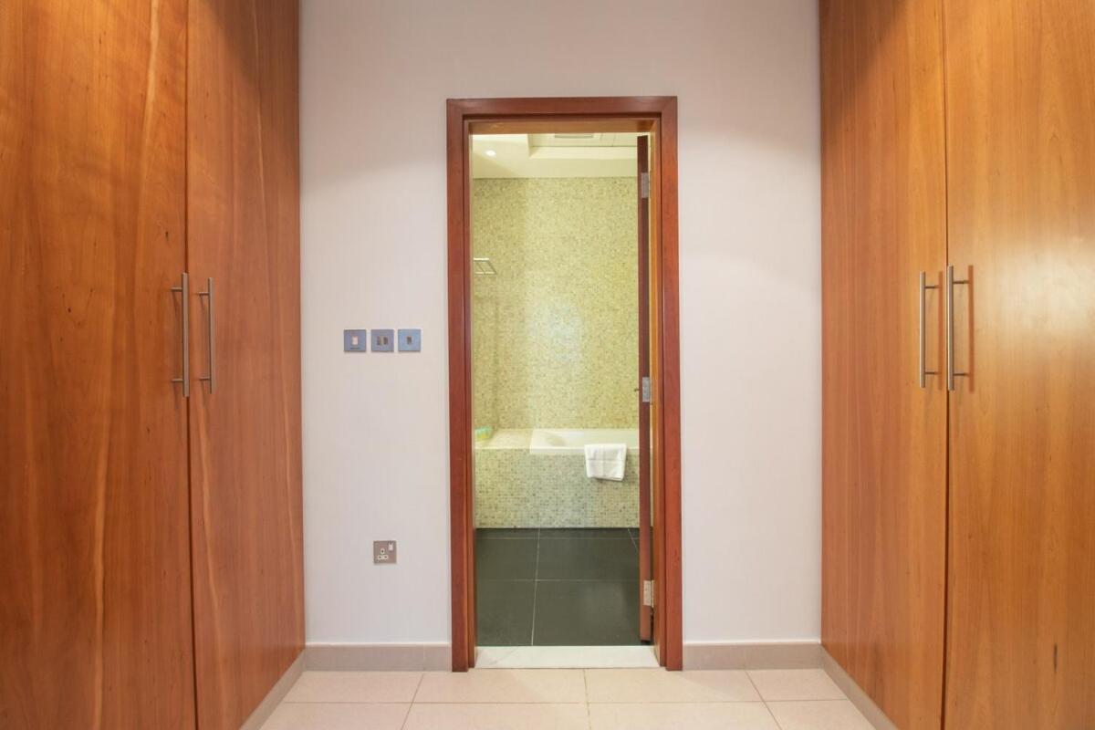 Park Tower Difc - 10 Minutes Walk To Metro - Spacious 1bdr *