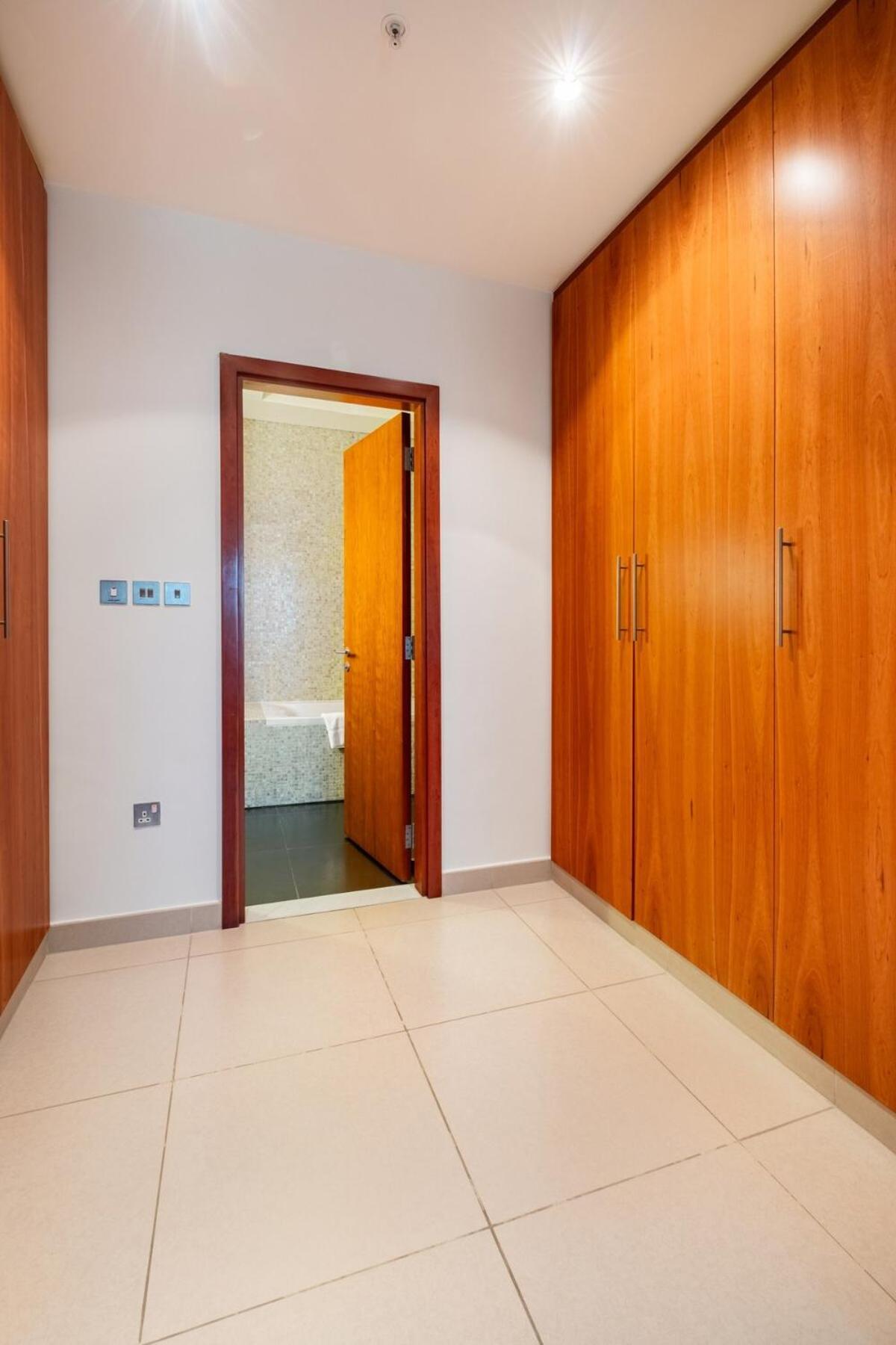 Park Tower Difc - 10 Minutes Walk To Metro - Spacious 1bdr Apartment *