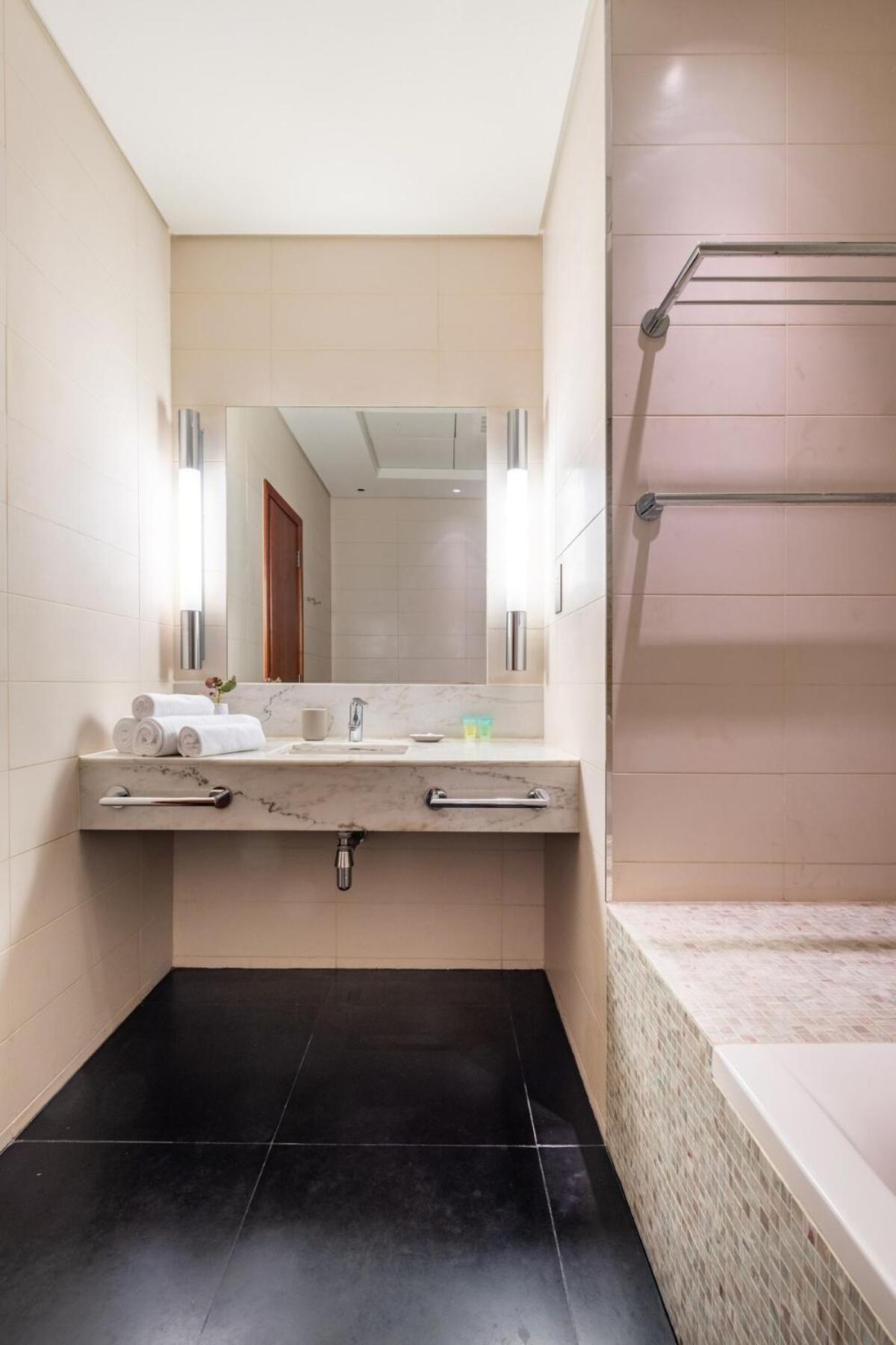 Apartment Park Tower Difc - 10 Minutes Walk To Metro - Spacious 1bdr