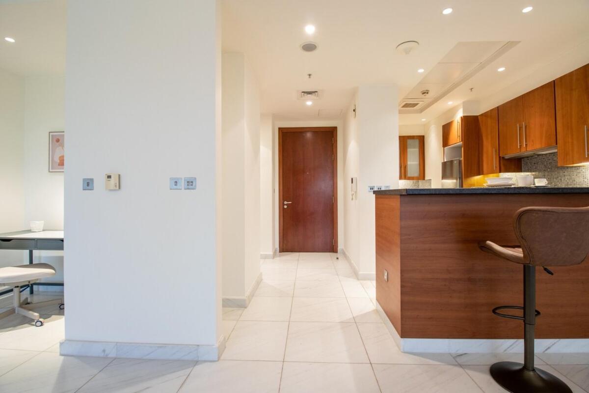 Park Tower Difc - 10 Minutes Walk To Metro - Spacious 1bdr Apartment *